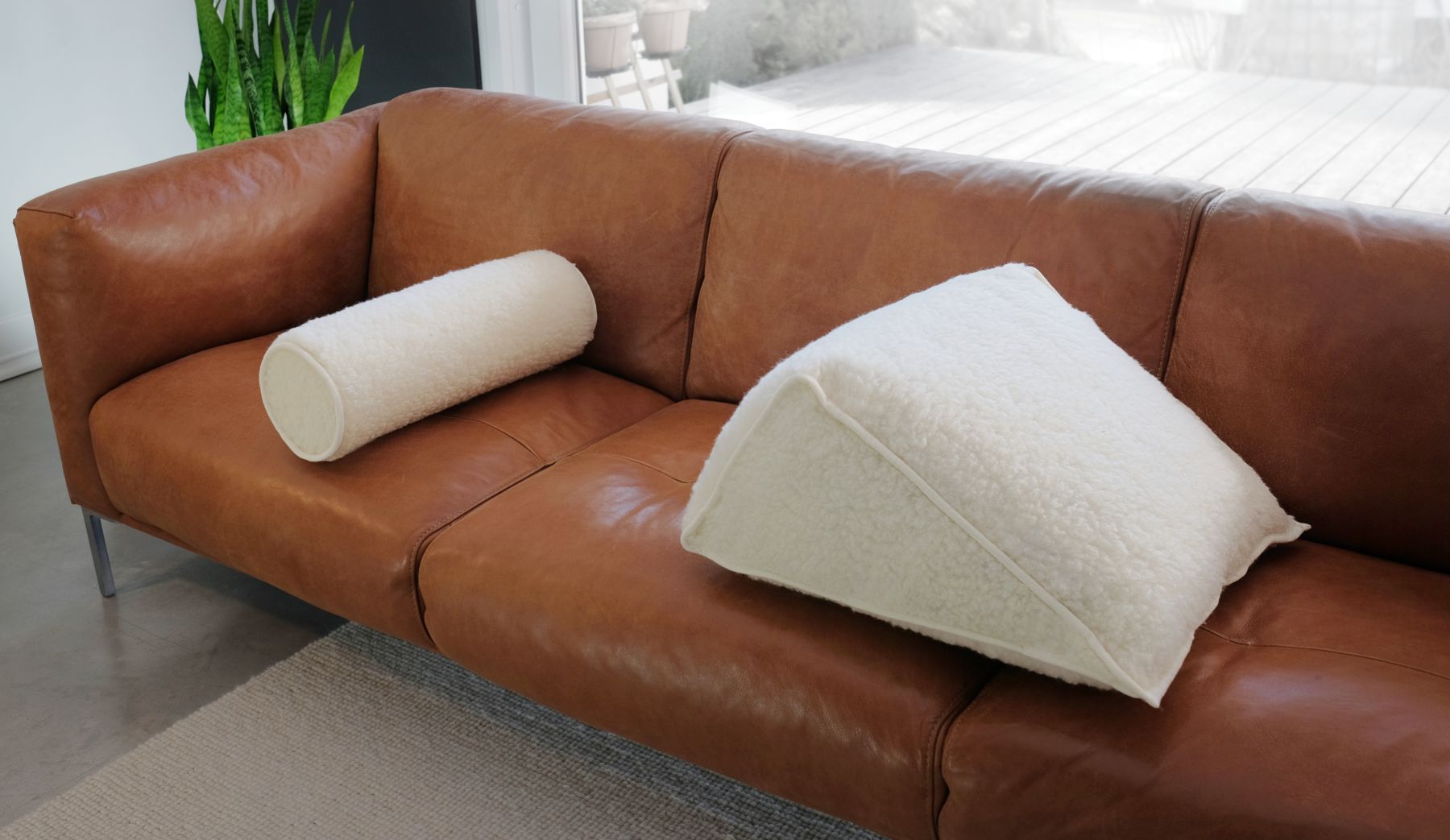 Schurwoll-Rückenkissen mit Nackenrolle